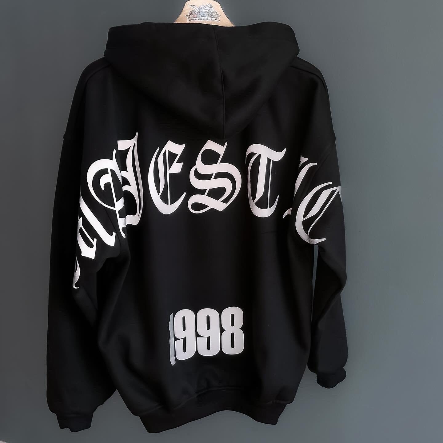 Hoodie Edición Majestic 1998